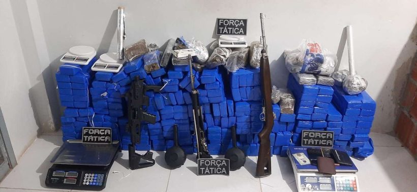 Mais de 200 kg de maconha, fuzis e pistolas são apreendidas em Aquiraz