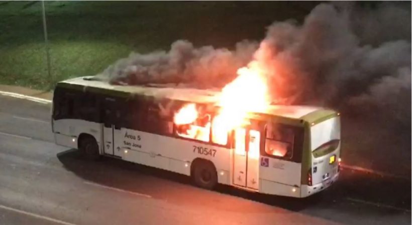Manifestantes queimam veículos e tentam invadir sede da PF