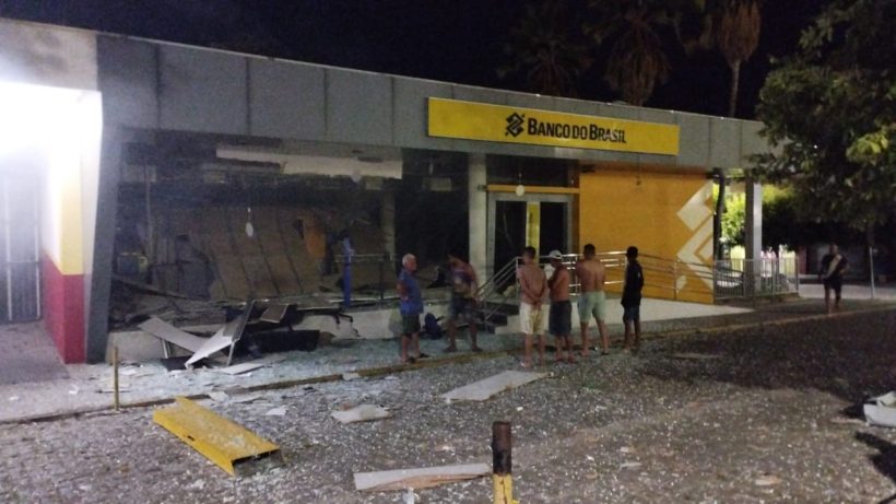 Tiros e explosão: agência bancária é alvo de criminosos em Ipu