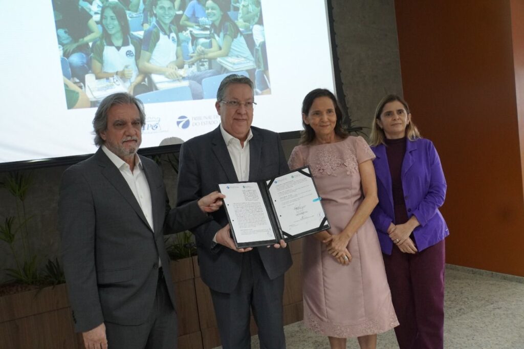 Seduc assina acordo para incluir disciplina sobre controle social nas escolas públicas do Ceará