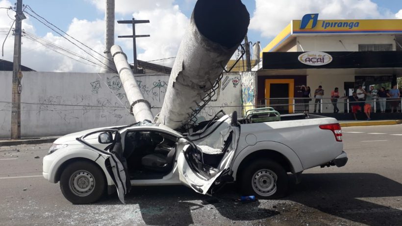 Chaminé de lavanderia cai em cima de carro