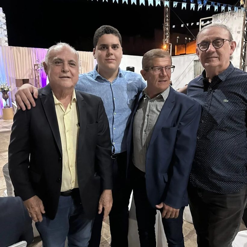 Roberto Pessoa recebe título de cidadão de Santana do Cariri