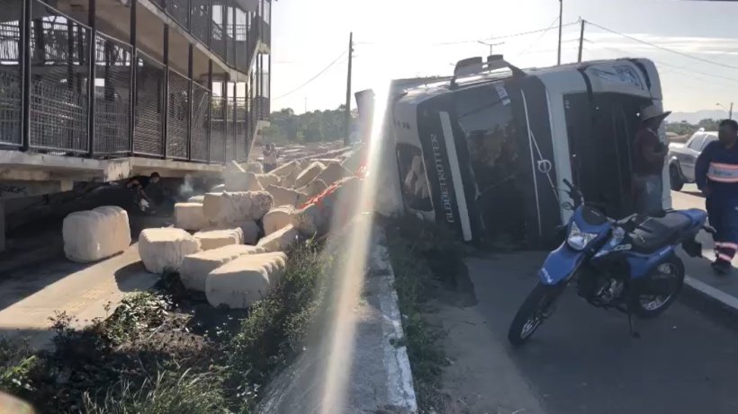 Caminhão com carga de algodão tomba na BR-222, em Caucaia