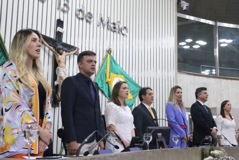 Onélia Santana e Cristiane Leitão recebem medalha Bárbara Alencar na Alece