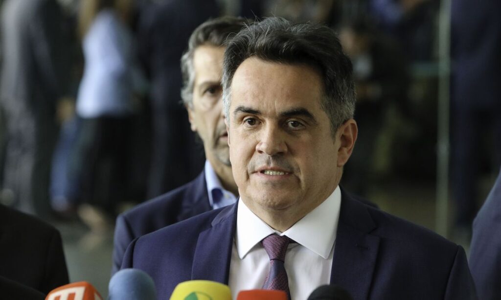 Ministro da Casa Civil, Ciro Nogueira, fala com a imprensa após fala do Presidente Jair Bolsonar, no Palácio da Alvorada. (Foto: © Fabio Rodrigues-Pozzebom/ Agência Brasil)