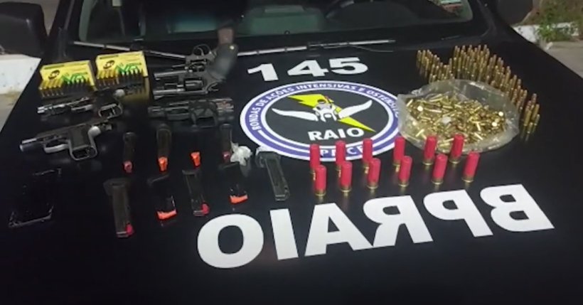 Grupo é preso com cinco armas de fogo e quase 400 munições no Jangurussu, em Fortaleza