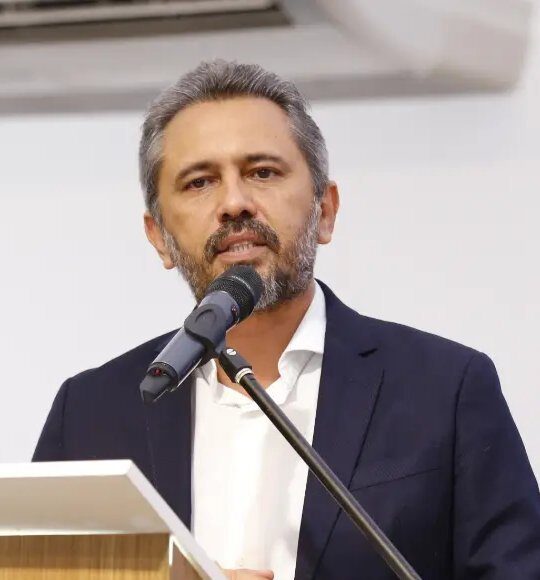 Governador Elmano de Freitas assina lei que estabelece piso salarial dos advogados