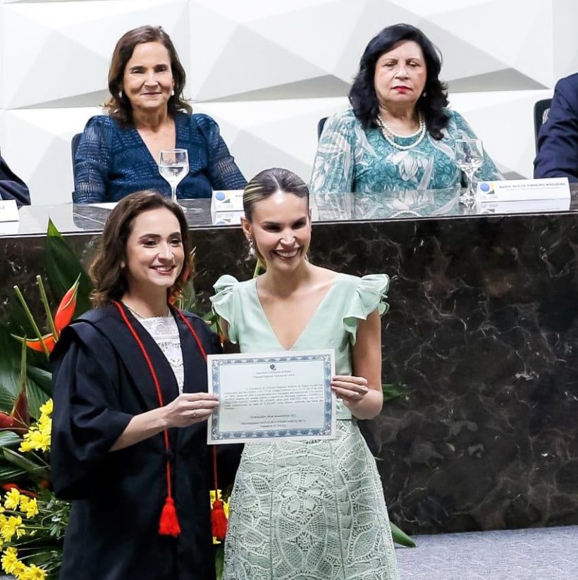 Gabriella Aguiar é diplomada para primeiro mandato no legislativo cearense