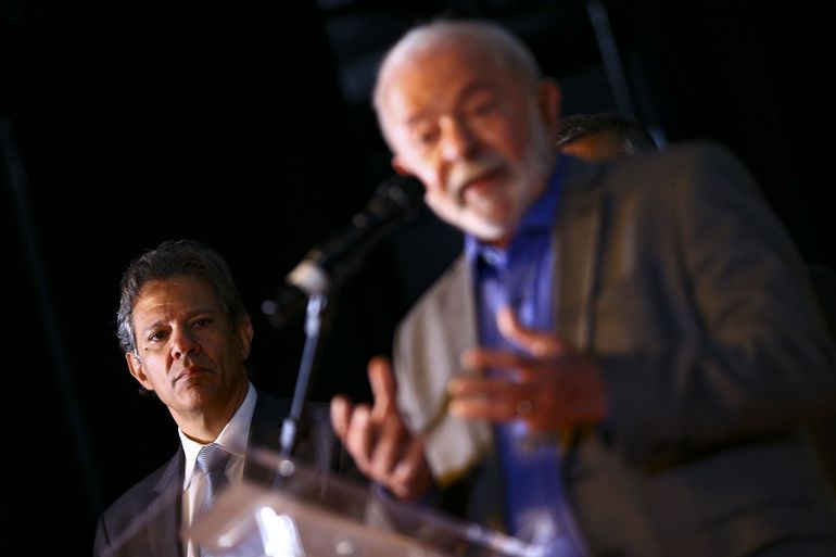 Lula recua e vai prorrogar isenção dos impostos dos combustíveis