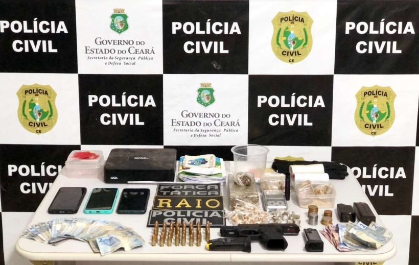 Mulher é presa em posse de drogas, arma e munições
