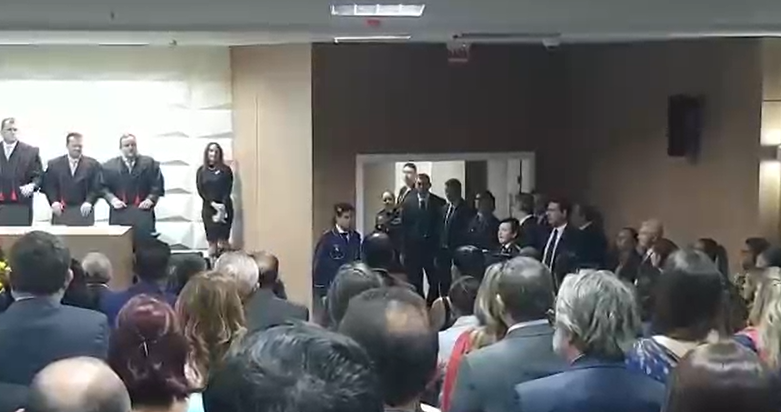 Sarto falta à diplomação dos eleitos e causa climão durante cerimonial