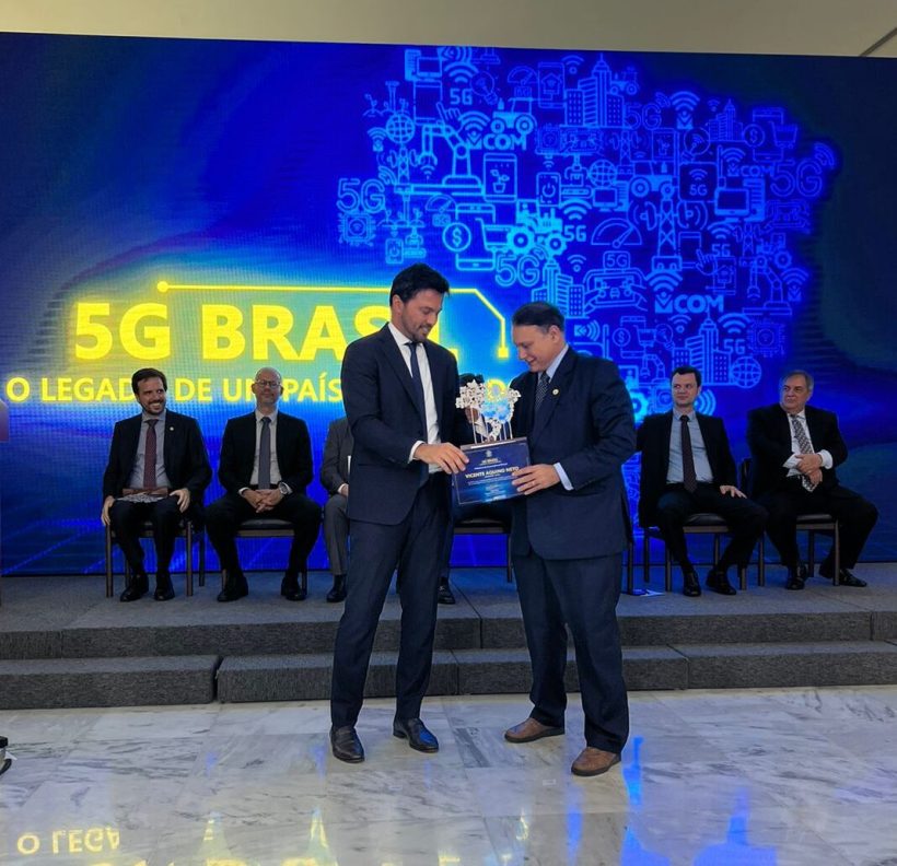 Vicente Aquino é homenageado por contribuição na implantação do 5G no Brasil