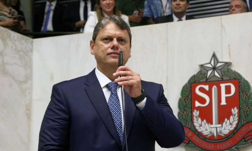 Tarcísio é empossado governador de São Paulo e agradece Bolsonaro em discurso