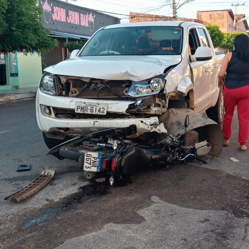 Carro do ex-prefeito de Santa Quitéria invade contramão e atinge moto; uma pessoa ficou em estado grave
