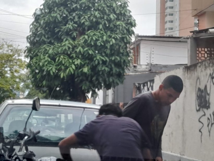 Criminosos são flagrados furtando moto em Fortaleza