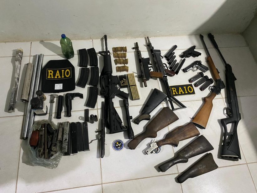Polícia Militar apreende arsenal do tráfico após abordagem em Aquiraz