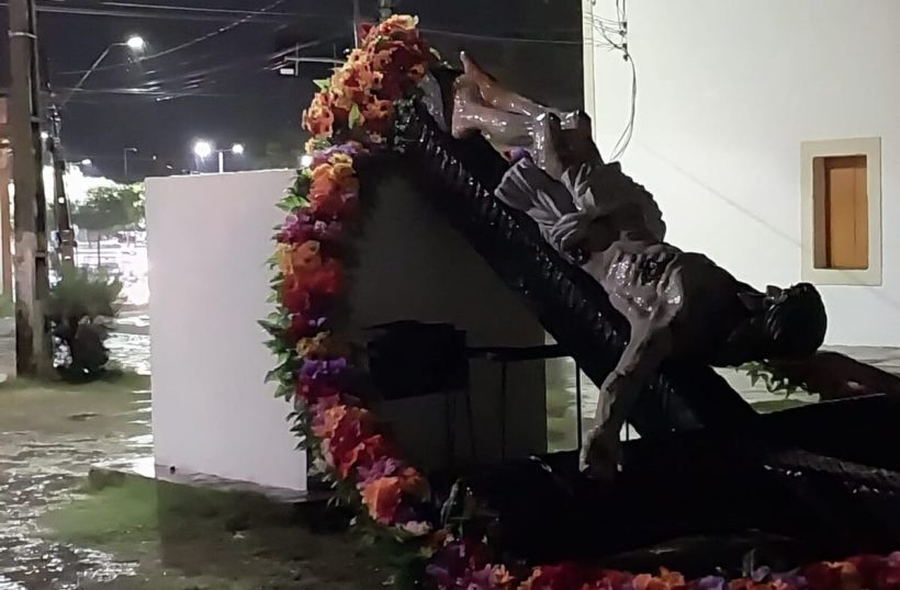 Imagem do Senhor do Bonfim é atingida por forte temporal e desaba em Icó
