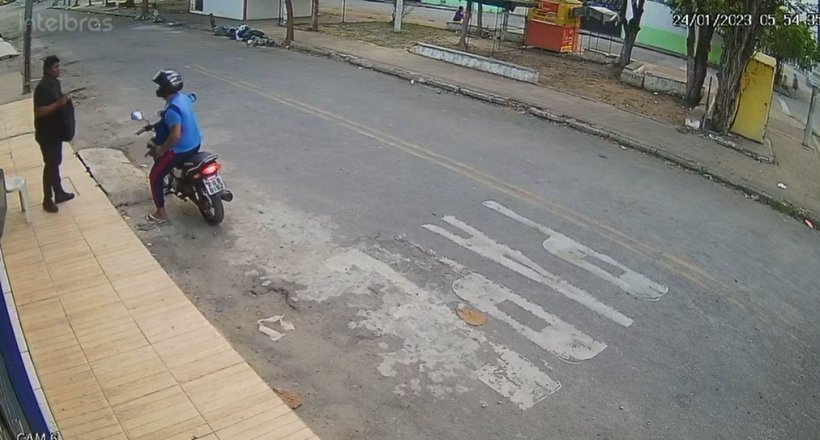 Homem é assaltado quando usava celular em calçada de estabelecimento de Fortaleza