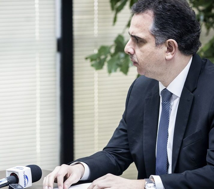 Presidente do Senado entrega à PGR representação contra golpistas