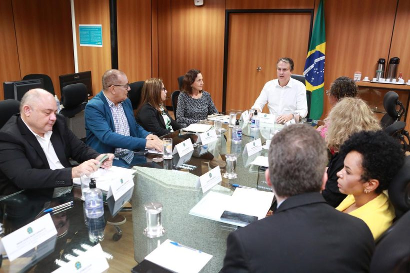 Camilo Santana inicia conversas para reformulação do Enem
