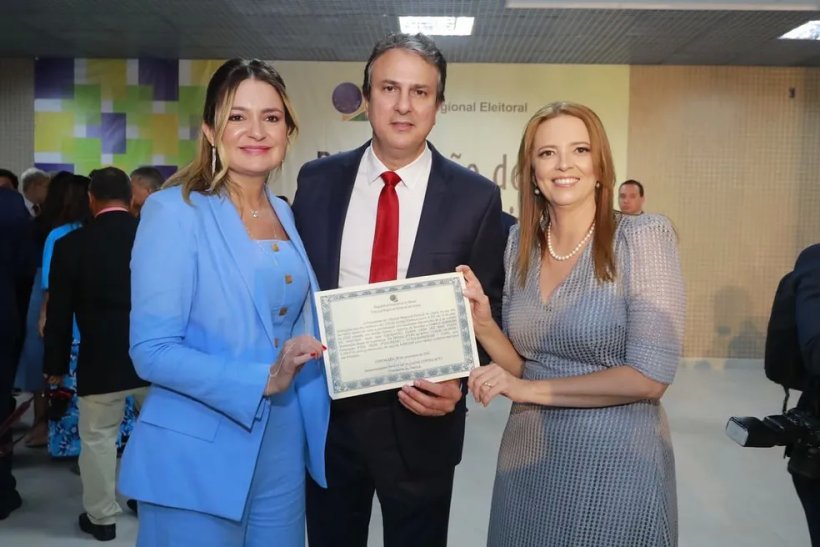 Primeira suplente, Augusta Brito, Camilo Santana e segunda suplente, Janaína Farias
