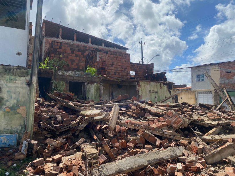 Casa abandonada desaba no bairro Vila Velha