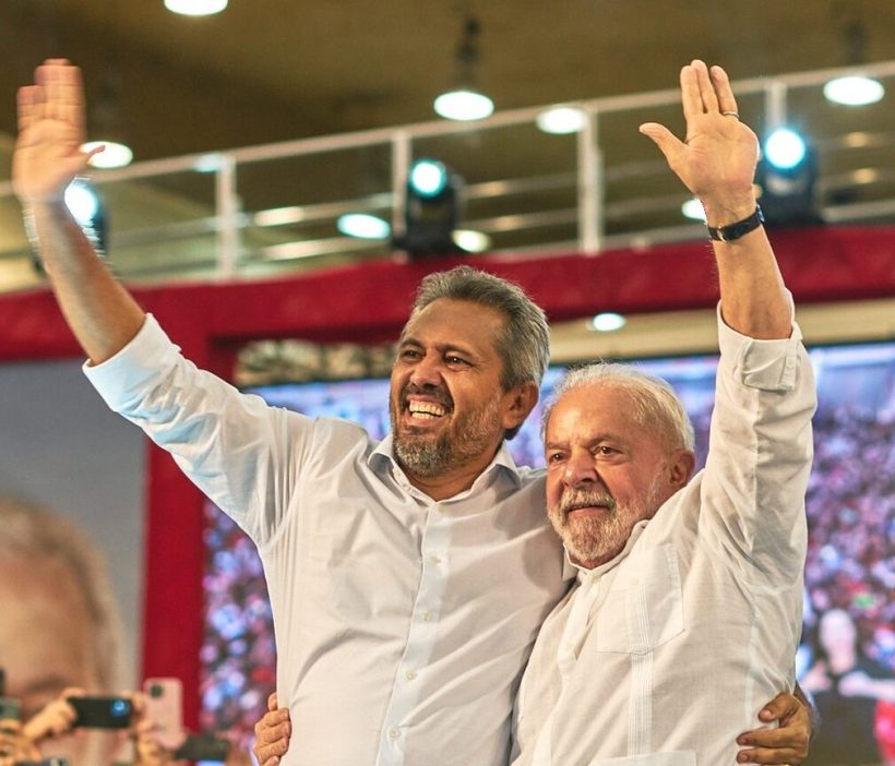 A pedido de Elmano, governo Lula cancela privatização da praia de Jericoacoara