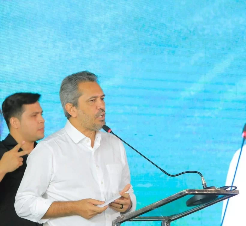 Elmano garante que Governo do Ceará vai cumprir reajuste no salário dos professores