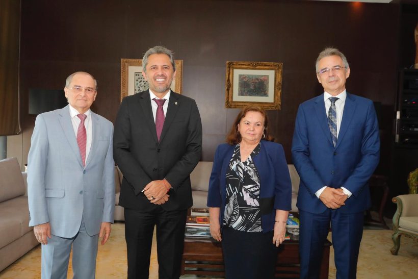 Elmano de Freitas se reúne com futuro presidente e vice do TJCE