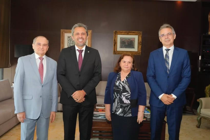 Elmano de Freitas se reúne com futuro presidente e vice do TJCE