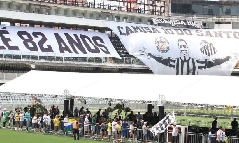 Corpo de Pelé sai em cortejo por ruas de Santos após fim de velório na Vila Belmiro