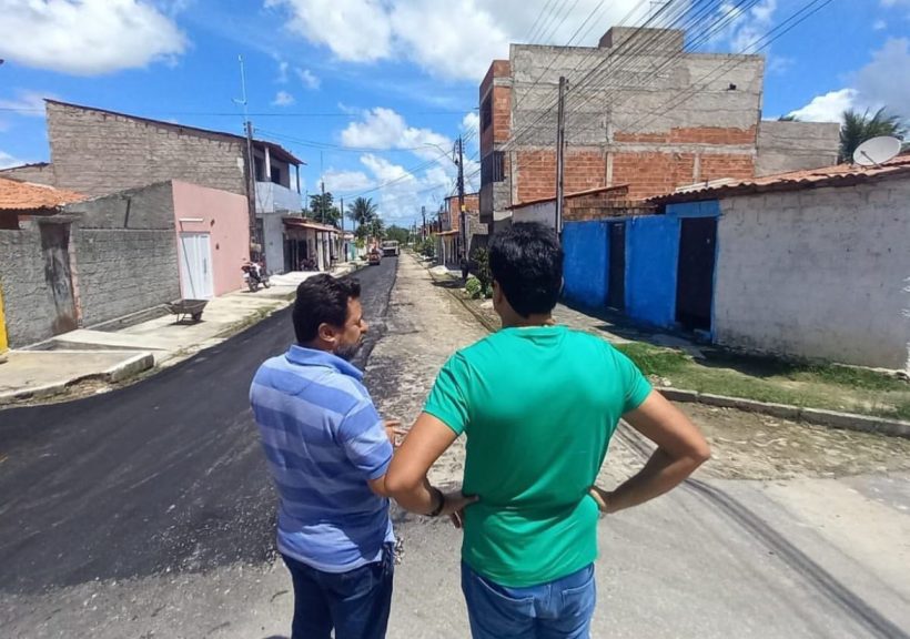 Vice-prefeito de Pacatuba vistoria pavimentação no bairro Vila das Flores