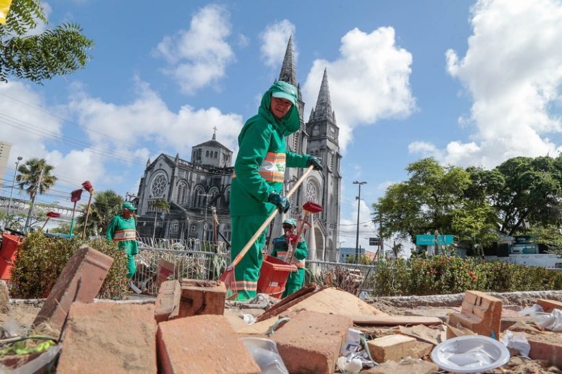 Prefeitura de Fortaleza faz a retirada de entulhos após desmontagem de acampamento bolsonarista