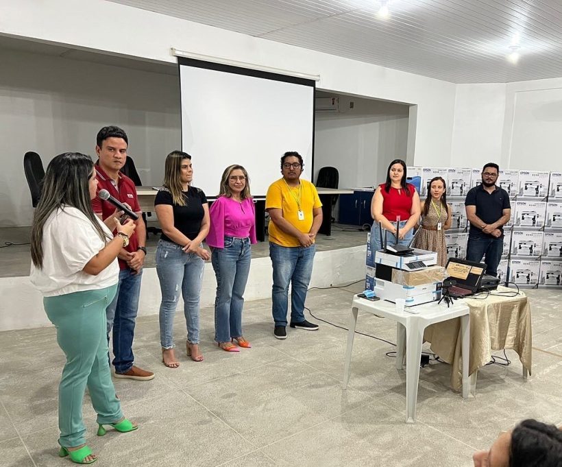 Escolas municipais de Pacatuba recebem 144 equipamentos de informática