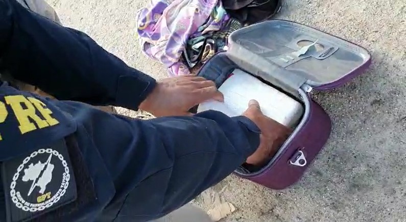 PRF apreende 2,5 quilos de cocaína dentro de ônibus no Ceará