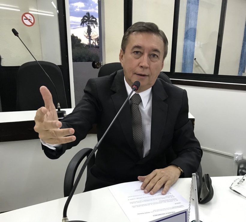 Prefeito interino de Iguatu determina que servidores assumam secretarias municipais