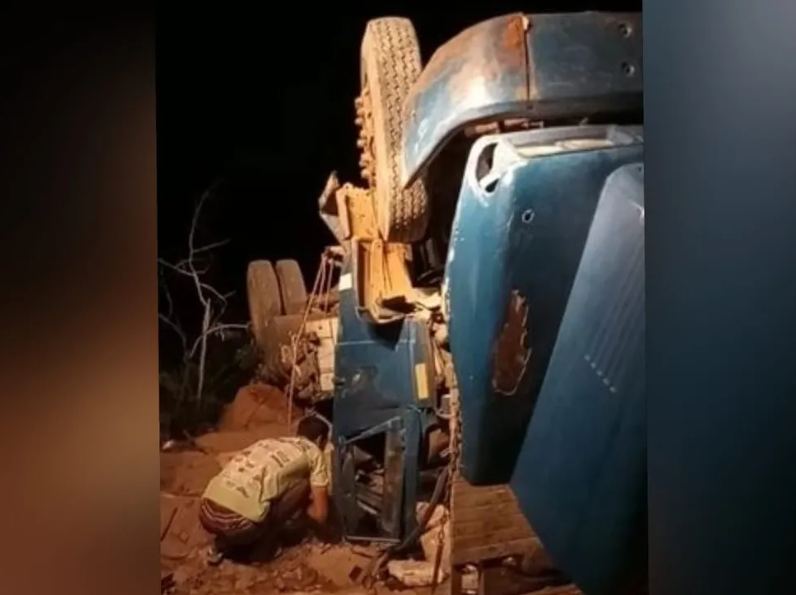 Adolescente de 14 anos morre após caminhão de tijolos tombar em Mauriti