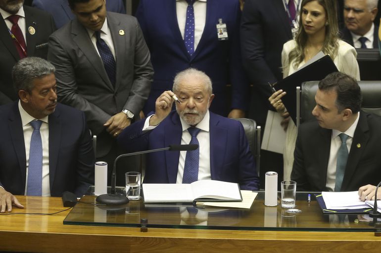 Primeiros atos de Lula: prorrogação da desoneração dos combustíveis e volta do Bolsa Família