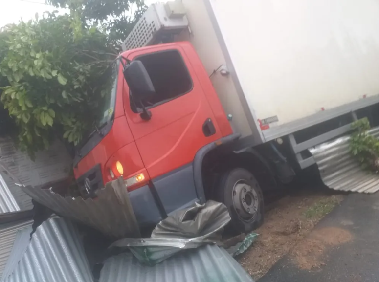 Caminhão desgovernado atinge professora, avó e neto na Grande Fortaleza