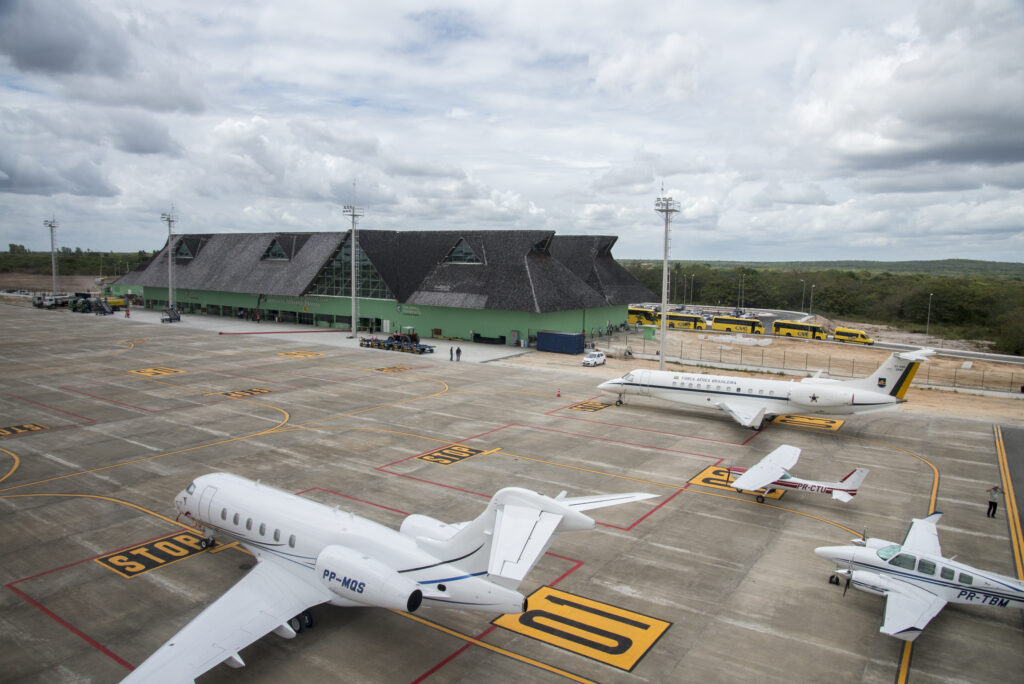INAUGURACAO DO AEROPORTO REGIONAL DE JERICOACOARA COMANDANTE ARISTON PESSOA. O GOVERNADOR CAMILO SANTANA PARTICIPOU DO VOO INAUGURAL, QUE VEIO DE CONGONHAS, EM SÃO PAULO, PARA O EQUIPAMENTO INSTALADO NO MUNICÍPIO DE CRUZ, PRÓXIMO À PRAIA DE JERICOACOARA. COM O AEROPORTO, A PROJEÇÃO, INICIALMENTE, É DE QUE 10 MIL TURISTAS POR MÊS VISITEM A PRAIA DO NO LITORAL OESTE CEARENSE. (Foto: Marcos Studart/Governo do Ceará)