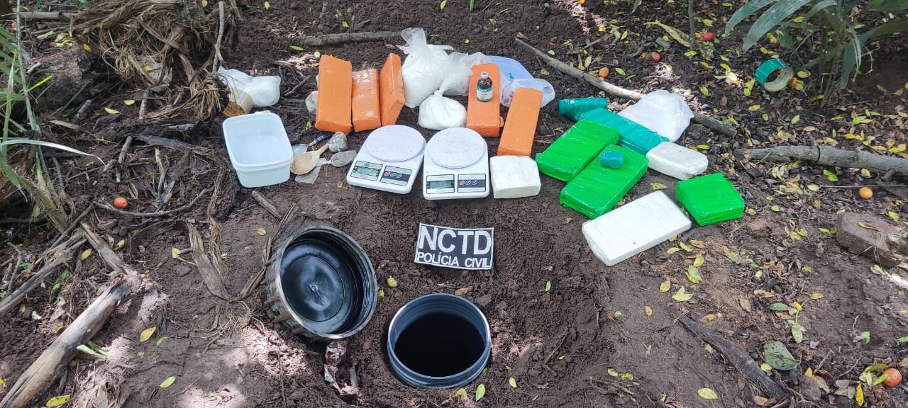 PC-CE apreende 13 quilos de drogas em terreno de casa abandonada no Crato