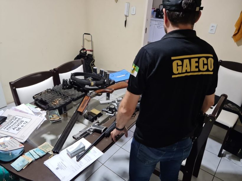 GAECO cumpre mandado de busca e apreensão contra suspeito de ser número dois de facção