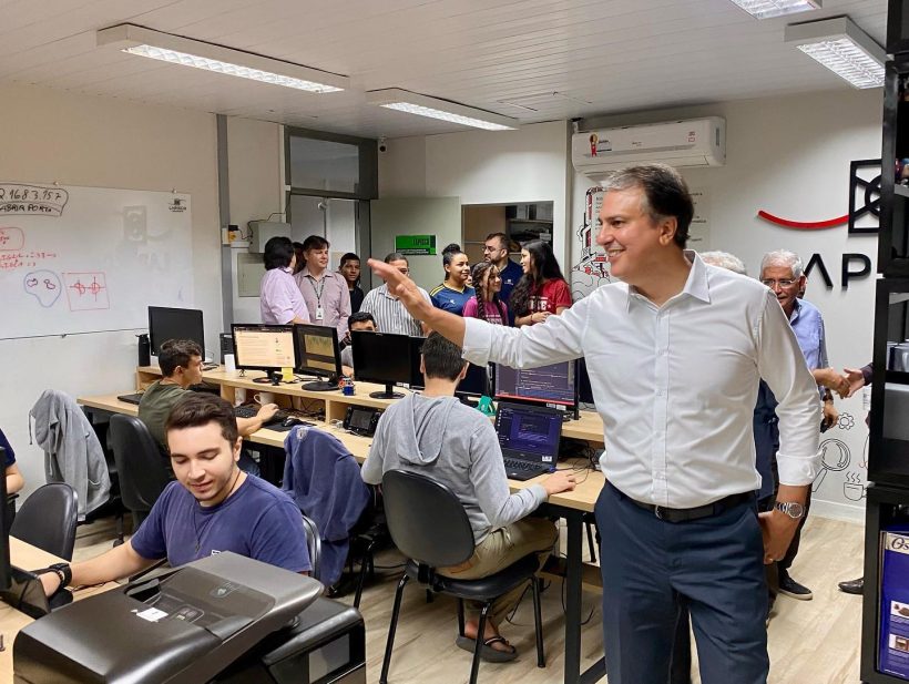 “Está tudo ok”, diz Camilo Santana sobre reajuste da merenda escolar
