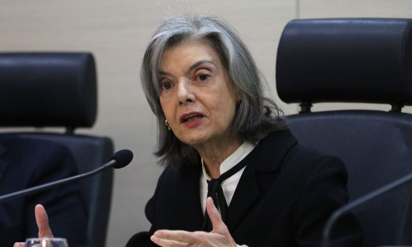 Cármen Lúcia envia cinco processos contra Jair Bolsonaro para Justiça do DF