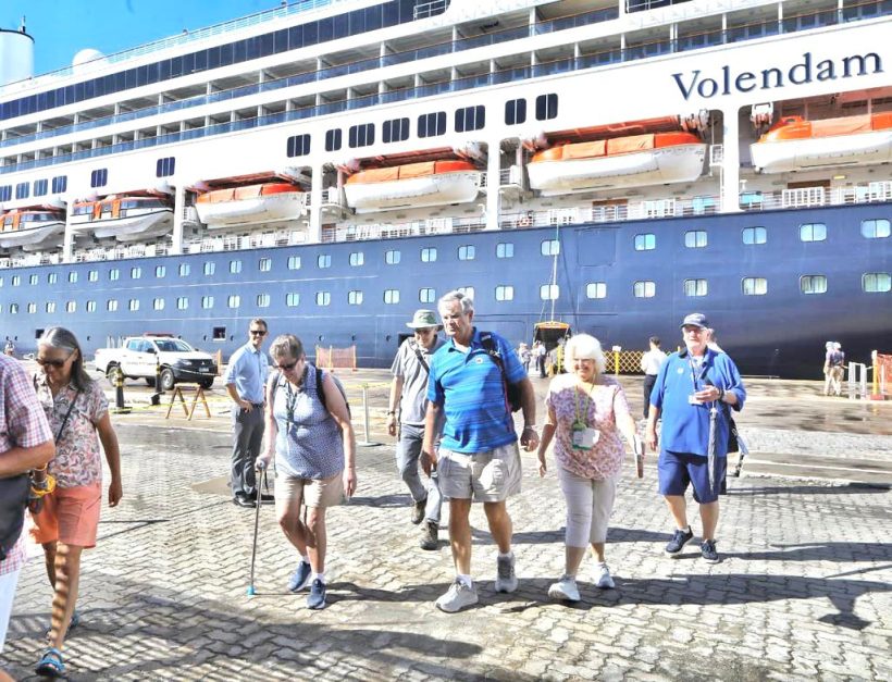 Primeiro cruzeiro da temporada 2023 chega a Fortaleza com mais de mil turistas a bordo