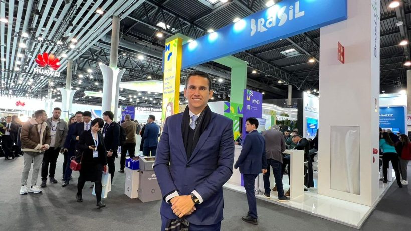 Domingos Neto debate sobre o aumento dos preço dos postes em evento de conectividade na Espanha