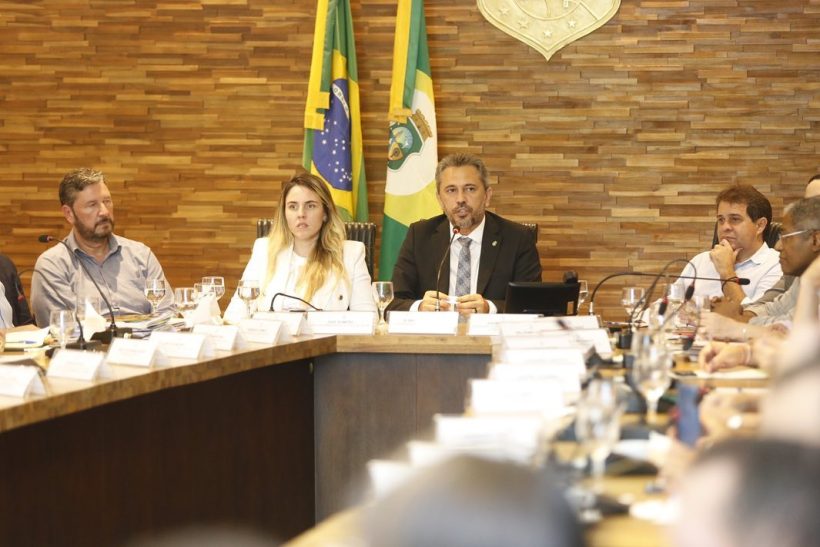 Elmano se reúne com deputados da base aliada para tratar sobre propostas que serão enviadas para a Alece