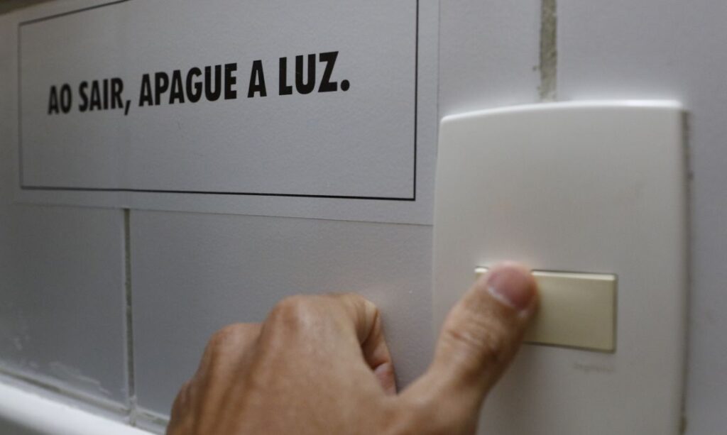 Rio de Janeiro - Consumo de energia elétrica, lâmpada e interruptor de luz. (Fernando Frazão/Agência Brasil)