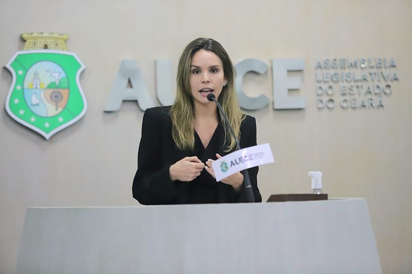 Gabriella Aguiar apresenta projetos que preveem meia passagem para pré-universitários e equidade salarial