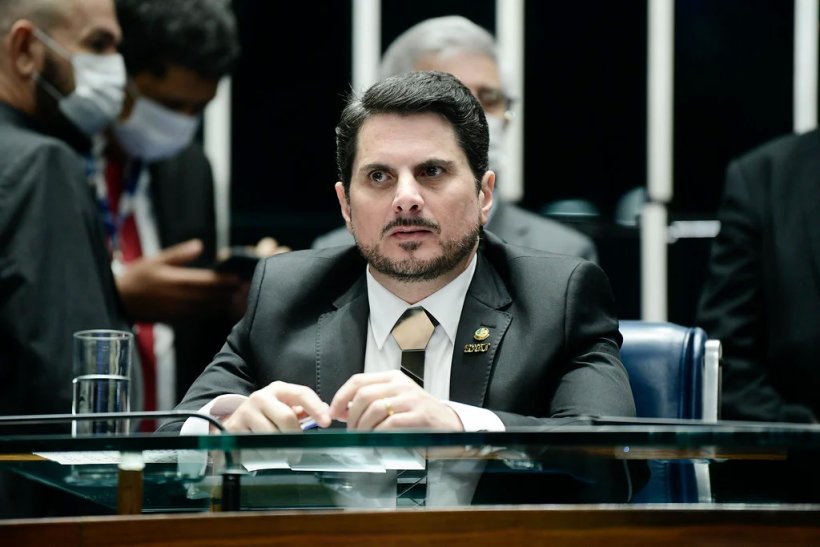 Senador eleito com ajuda de Bolsonaro renuncia e denuncia tentativa de golpe